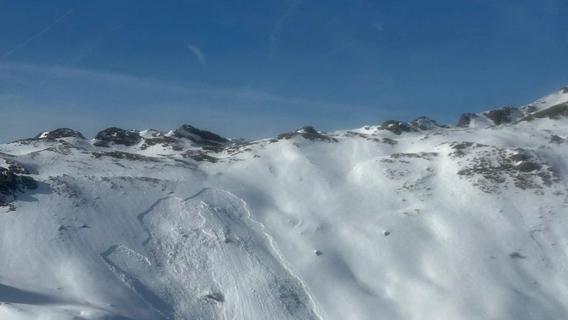 Rescue workers stand near the site where four skiers were killed in an avalanche in Pongau district, Austria, January 17, 2026. BERGRETTUNG SALZBURG/ Handout via REUTERS  THIS IMAGE HAS BEEN SUPPLIED BY A THIRD PARTY