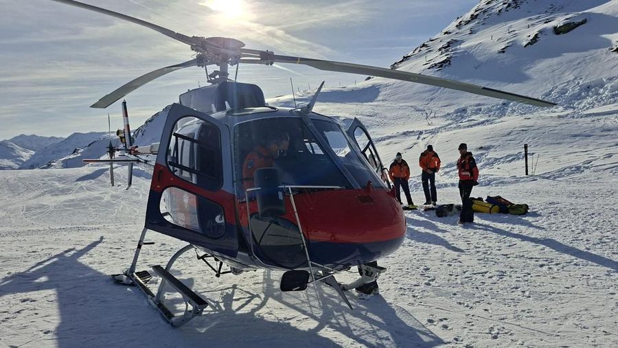 Rescue workers stand near the site where four skiers were killed in an avalanche in Pongau district, Austria, January 17, 2026. BERGRETTUNG SALZBURG/ Handout via REUTERS  THIS IMAGE HAS BEEN SUPPLIED BY A THIRD PARTY