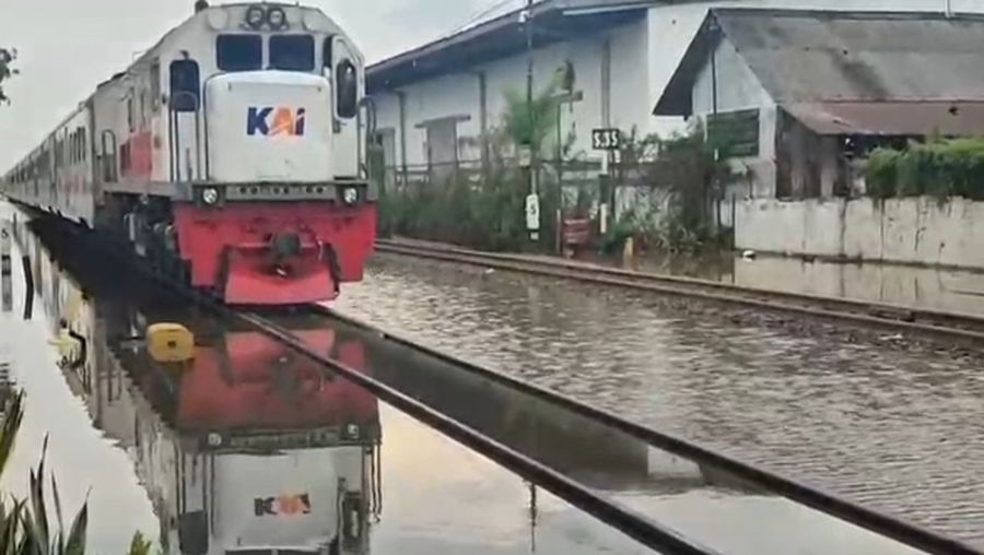 Sejumlah perjalanan Kereta Api Indonesia (KAI) terpaksa dibatalkan  imbas banjir yang merendam rel di Kabupaten Pekalongan, Jawa Tengah, Minggu (18/1). (KAI Daop 4 Semarang)