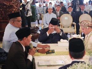 Tangis Haru Prabowo Saat Jadi Saksi Pernikahan Sekprinya