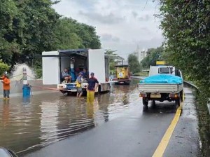 Pompa Dikerahkan untuk Sedot Banjir di Tol Bandara Soetta