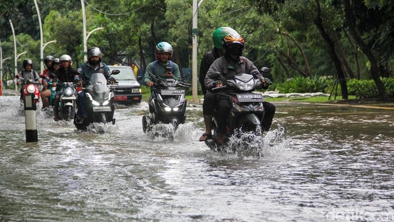 Banjir Rendam Jalan Jembatan Tiga Raya, Akses Utama Pluit Lumpuh. (Gilang Fathurrahman/Detikcom