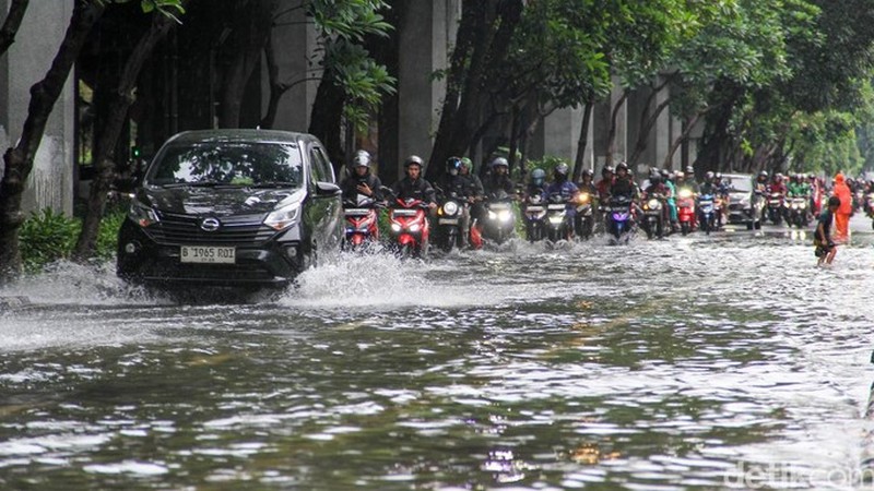 Banjir Rendam Jalan Jembatan Tiga Raya, Akses Utama Pluit Lumpuh. (Gilang Fathurrahman/Detikcom