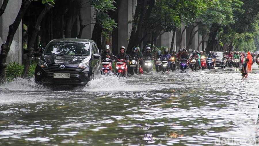 Banjir Rendam Jalan Jembatan Tiga Raya, Akses Utama Pluit Lumpuh. (Gilang Fathurrahman/Detikcom