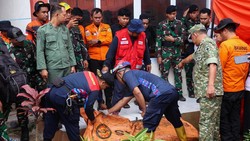 Cuaca Buruk, 1 Jenazah Pesawat ATR 42-500 Dievakuasi Via Darat