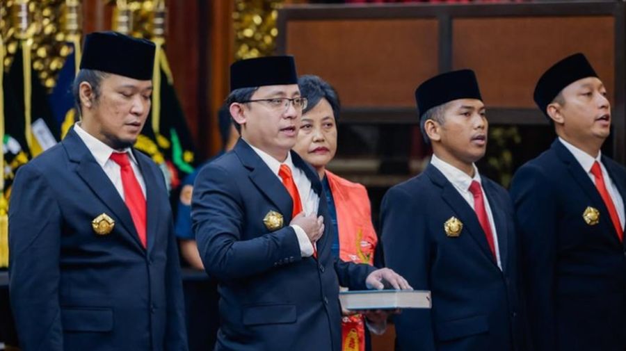 Sabrang Mowo Damar Panuluh atau lebih dikenal dengan Noe vokalis Letto (paling kiri) dilantik menjadi tenaga ahli Dewan Pertahanan Nasional (DPN) (Dok Instagram Menhan RI)
