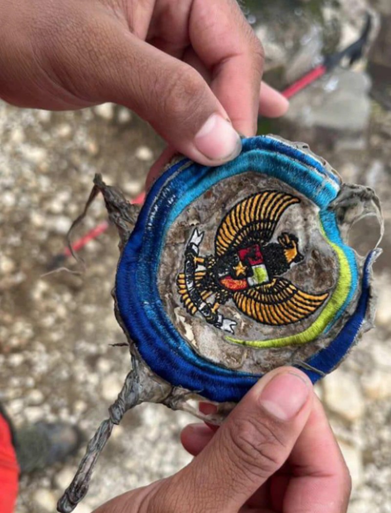 Sejumlah potongan puing yang diduga Pesawat ATR 400 milik Indonesia Air Transport ditemukan di puncak bulusaraung, Sabtu (17/1/2026). (Dok. Istimewa)