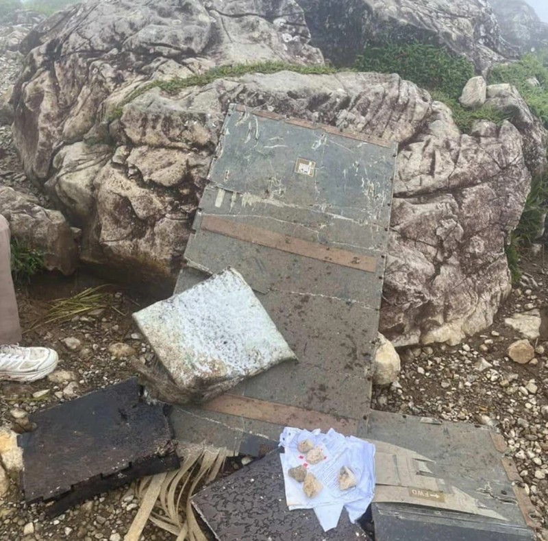 Sejumlah potongan puing yang diduga Pesawat ATR 400 milik Indonesia Air Transport ditemukan di puncak bulusaraung, Sabtu (17/1/2026). (Dok. Istimewa)