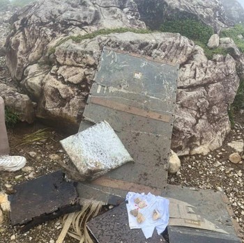 Foto-Foto Dugaan Puing Pesawat ATR 400 di Puncak Bulusaraung