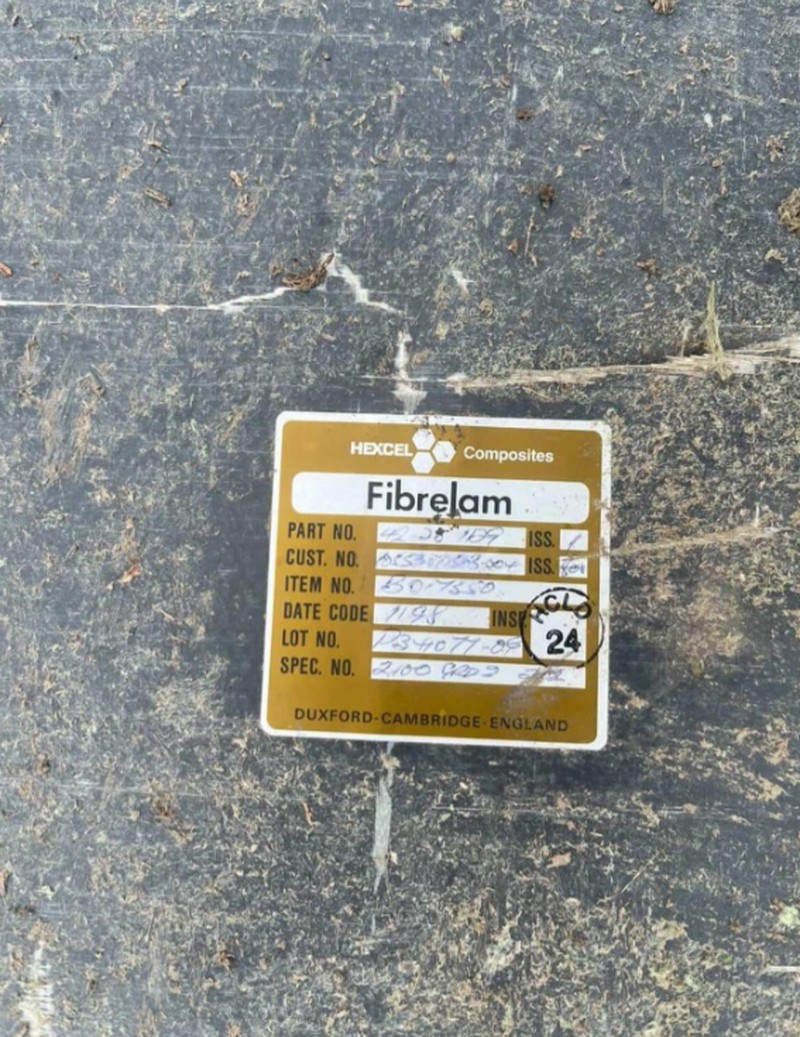 Sejumlah potongan puing yang diduga Pesawat ATR 400 milik Indonesia Air Transport ditemukan di puncak bulusaraung, Sabtu (17/1/2026). (Dok. Istimewa)