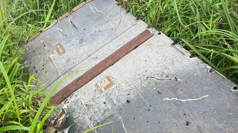 Sejumlah potongan puing yang diduga Pesawat ATR 400 milik Indonesia Air Transport ditemukan di puncak bulusaraung, Sabtu (17/1/2026). (Dok. Istimewa)