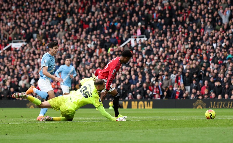 Soccer Football - Premier League - Manchester United v Manchester City - Old Trafford, Manchester, Britain - January 17, 2026 Manchester United's Amad Diallo in action with Manchester City's Gianluigi Donnarumma before scoring a goal that is later disallowed REUTERS/Phil Noble EDITORIAL USE ONLY. NO USE WITH UNAUTHORIZED AUDIO, VIDEO, DATA, FIXTURE LISTS, CLUB/LEAGUE LOGOS OR 'LIVE' SERVICES. ONLINE IN-MATCH USE LIMITED TO 120 IMAGES, NO VIDEO EMULATION. NO USE IN BETTING, GAMES OR SINGLE CLUB/LEAGUE/PLAYER PUBLICATIONS. PLEASE CONTACT YOUR ACCOUNT REPRESENTATIVE FOR FURTHER DETAILS..