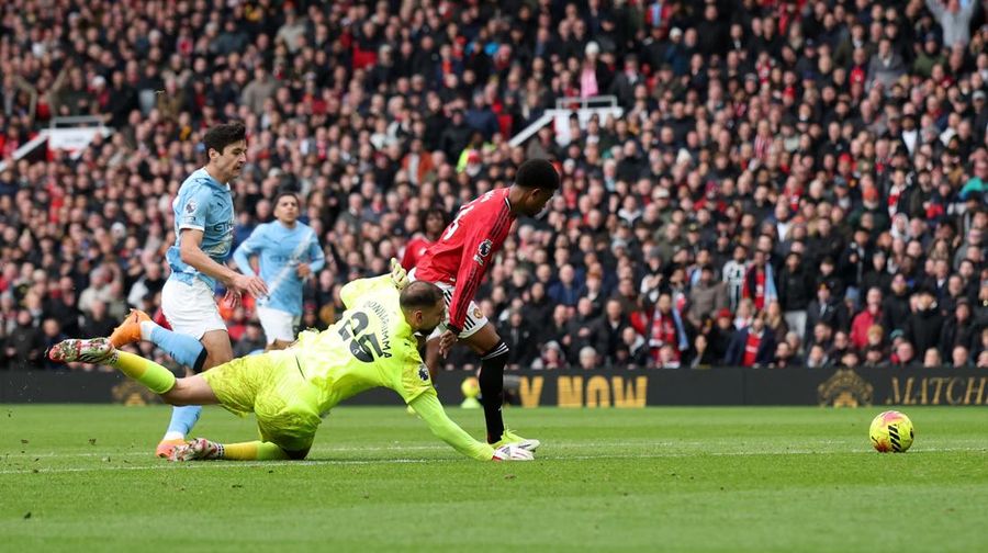 Soccer Football - Premier League - Manchester United v Manchester City - Old Trafford, Manchester, Britain - January 17, 2026 Manchester United's Amad Diallo in action with Manchester City's Gianluigi Donnarumma before scoring a goal that is later disallowed REUTERS/Phil Noble EDITORIAL USE ONLY. NO USE WITH UNAUTHORIZED AUDIO, VIDEO, DATA, FIXTURE LISTS, CLUB/LEAGUE LOGOS OR 'LIVE' SERVICES. ONLINE IN-MATCH USE LIMITED TO 120 IMAGES, NO VIDEO EMULATION. NO USE IN BETTING, GAMES OR SINGLE CLUB/LEAGUE/PLAYER PUBLICATIONS. PLEASE CONTACT YOUR ACCOUNT REPRESENTATIVE FOR FURTHER DETAILS..