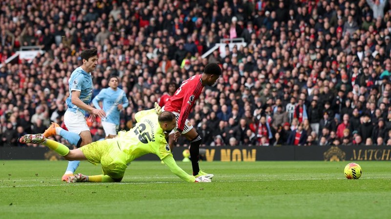 Soccer Football - Premier League - Manchester United v Manchester City - Old Trafford, Manchester, Britain - January 17, 2026 Manchester United's Amad Diallo in action with Manchester City's Gianluigi Donnarumma before scoring a goal that is later disallowed REUTERS/Phil Noble EDITORIAL USE ONLY. NO USE WITH UNAUTHORIZED AUDIO, VIDEO, DATA, FIXTURE LISTS, CLUB/LEAGUE LOGOS OR 'LIVE' SERVICES. ONLINE IN-MATCH USE LIMITED TO 120 IMAGES, NO VIDEO EMULATION. NO USE IN BETTING, GAMES OR SINGLE CLUB/LEAGUE/PLAYER PUBLICATIONS. PLEASE CONTACT YOUR ACCOUNT REPRESENTATIVE FOR FURTHER DETAILS..