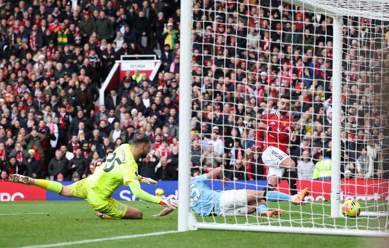 Soccer Football - Premier League - Manchester United v Manchester City - Old Trafford, Manchester, Britain - January 17, 2026 Manchester United's Amad Diallo in action with Manchester City's Gianluigi Donnarumma before scoring a goal that is later disallowed REUTERS/Phil Noble EDITORIAL USE ONLY. NO USE WITH UNAUTHORIZED AUDIO, VIDEO, DATA, FIXTURE LISTS, CLUB/LEAGUE LOGOS OR 'LIVE' SERVICES. ONLINE IN-MATCH USE LIMITED TO 120 IMAGES, NO VIDEO EMULATION. NO USE IN BETTING, GAMES OR SINGLE CLUB/LEAGUE/PLAYER PUBLICATIONS. PLEASE CONTACT YOUR ACCOUNT REPRESENTATIVE FOR FURTHER DETAILS..
