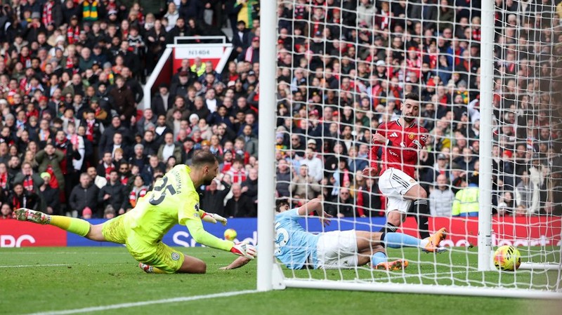 Soccer Football - Premier League - Manchester United v Manchester City - Old Trafford, Manchester, Britain - January 17, 2026 Manchester United's Amad Diallo in action with Manchester City's Gianluigi Donnarumma before scoring a goal that is later disallowed REUTERS/Phil Noble EDITORIAL USE ONLY. NO USE WITH UNAUTHORIZED AUDIO, VIDEO, DATA, FIXTURE LISTS, CLUB/LEAGUE LOGOS OR 'LIVE' SERVICES. ONLINE IN-MATCH USE LIMITED TO 120 IMAGES, NO VIDEO EMULATION. NO USE IN BETTING, GAMES OR SINGLE CLUB/LEAGUE/PLAYER PUBLICATIONS. PLEASE CONTACT YOUR ACCOUNT REPRESENTATIVE FOR FURTHER DETAILS..