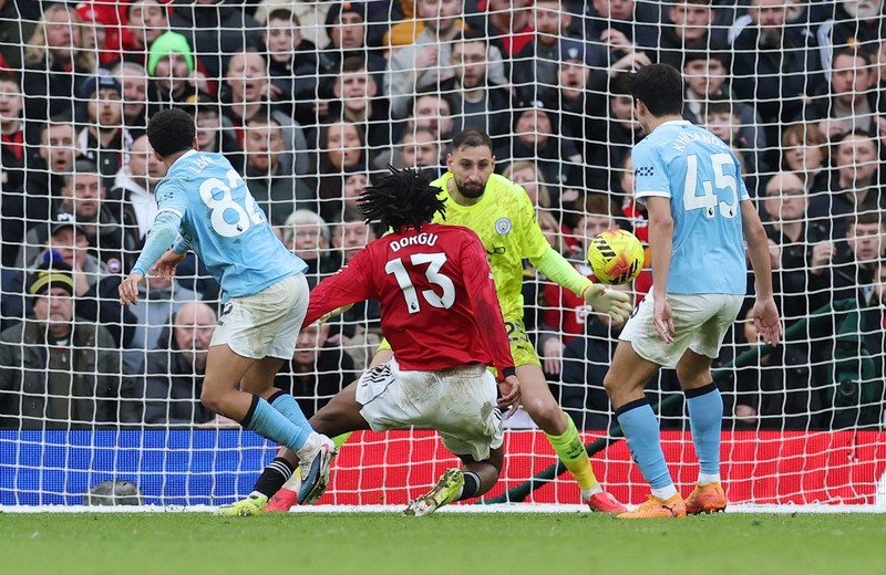 Soccer Football - Premier League - Manchester United v Manchester City - Old Trafford, Manchester, Britain - January 17, 2026 Manchester United's Amad Diallo in action with Manchester City's Gianluigi Donnarumma before scoring a goal that is later disallowed REUTERS/Phil Noble EDITORIAL USE ONLY. NO USE WITH UNAUTHORIZED AUDIO, VIDEO, DATA, FIXTURE LISTS, CLUB/LEAGUE LOGOS OR 'LIVE' SERVICES. ONLINE IN-MATCH USE LIMITED TO 120 IMAGES, NO VIDEO EMULATION. NO USE IN BETTING, GAMES OR SINGLE CLUB/LEAGUE/PLAYER PUBLICATIONS. PLEASE CONTACT YOUR ACCOUNT REPRESENTATIVE FOR FURTHER DETAILS..