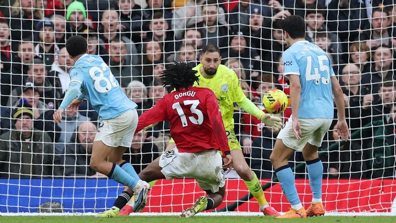 Soccer Football - Premier League - Manchester United v Manchester City - Old Trafford, Manchester, Britain - January 17, 2026 Manchester United's Amad Diallo in action with Manchester City's Gianluigi Donnarumma before scoring a goal that is later disallowed REUTERS/Phil Noble EDITORIAL USE ONLY. NO USE WITH UNAUTHORIZED AUDIO, VIDEO, DATA, FIXTURE LISTS, CLUB/LEAGUE LOGOS OR 'LIVE' SERVICES. ONLINE IN-MATCH USE LIMITED TO 120 IMAGES, NO VIDEO EMULATION. NO USE IN BETTING, GAMES OR SINGLE CLUB/LEAGUE/PLAYER PUBLICATIONS. PLEASE CONTACT YOUR ACCOUNT REPRESENTATIVE FOR FURTHER DETAILS..