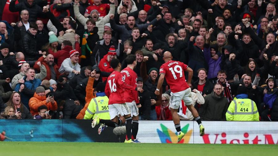 Soccer Football - Premier League - Manchester United v Manchester City - Old Trafford, Manchester, Britain - January 17, 2026 Manchester United's Amad Diallo in action with Manchester City's Gianluigi Donnarumma before scoring a goal that is later disallowed REUTERS/Phil Noble EDITORIAL USE ONLY. NO USE WITH UNAUTHORIZED AUDIO, VIDEO, DATA, FIXTURE LISTS, CLUB/LEAGUE LOGOS OR 'LIVE' SERVICES. ONLINE IN-MATCH USE LIMITED TO 120 IMAGES, NO VIDEO EMULATION. NO USE IN BETTING, GAMES OR SINGLE CLUB/LEAGUE/PLAYER PUBLICATIONS. PLEASE CONTACT YOUR ACCOUNT REPRESENTATIVE FOR FURTHER DETAILS..