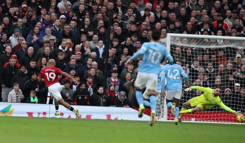 Soccer Football - Premier League - Manchester United v Manchester City - Old Trafford, Manchester, Britain - January 17, 2026 Manchester United's Amad Diallo in action with Manchester City's Gianluigi Donnarumma before scoring a goal that is later disallowed REUTERS/Phil Noble EDITORIAL USE ONLY. NO USE WITH UNAUTHORIZED AUDIO, VIDEO, DATA, FIXTURE LISTS, CLUB/LEAGUE LOGOS OR 'LIVE' SERVICES. ONLINE IN-MATCH USE LIMITED TO 120 IMAGES, NO VIDEO EMULATION. NO USE IN BETTING, GAMES OR SINGLE CLUB/LEAGUE/PLAYER PUBLICATIONS. PLEASE CONTACT YOUR ACCOUNT REPRESENTATIVE FOR FURTHER DETAILS..