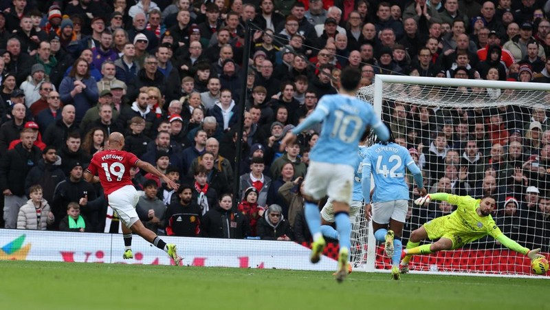 Soccer Football - Premier League - Manchester United v Manchester City - Old Trafford, Manchester, Britain - January 17, 2026 Manchester United's Amad Diallo in action with Manchester City's Gianluigi Donnarumma before scoring a goal that is later disallowed REUTERS/Phil Noble EDITORIAL USE ONLY. NO USE WITH UNAUTHORIZED AUDIO, VIDEO, DATA, FIXTURE LISTS, CLUB/LEAGUE LOGOS OR 'LIVE' SERVICES. ONLINE IN-MATCH USE LIMITED TO 120 IMAGES, NO VIDEO EMULATION. NO USE IN BETTING, GAMES OR SINGLE CLUB/LEAGUE/PLAYER PUBLICATIONS. PLEASE CONTACT YOUR ACCOUNT REPRESENTATIVE FOR FURTHER DETAILS..