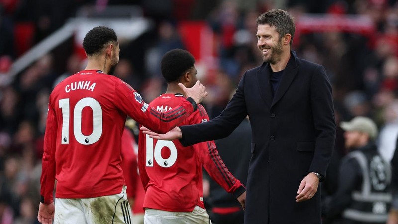 Soccer Football - Premier League - Manchester United v Manchester City - Old Trafford, Manchester, Britain - January 17, 2026 Manchester United's Amad Diallo in action with Manchester City's Gianluigi Donnarumma before scoring a goal that is later disallowed REUTERS/Phil Noble EDITORIAL USE ONLY. NO USE WITH UNAUTHORIZED AUDIO, VIDEO, DATA, FIXTURE LISTS, CLUB/LEAGUE LOGOS OR 'LIVE' SERVICES. ONLINE IN-MATCH USE LIMITED TO 120 IMAGES, NO VIDEO EMULATION. NO USE IN BETTING, GAMES OR SINGLE CLUB/LEAGUE/PLAYER PUBLICATIONS. PLEASE CONTACT YOUR ACCOUNT REPRESENTATIVE FOR FURTHER DETAILS..