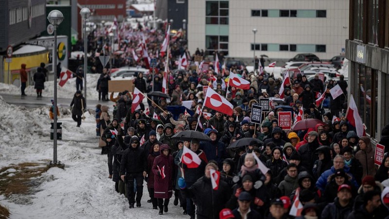 People attend a protest against U.S. President Donald Trump&rsquo;s demand that the Arctic island be ceded to the U.S., calling for it to be allowed to determine its own future, in Nuuk, Greenland, January 17, 2026. REUTERS/Marko Djurica
