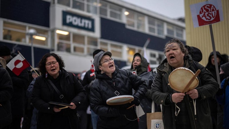 People attend a protest against U.S. President Donald Trump&rsquo;s demand that the Arctic island be ceded to the U.S., calling for it to be allowed to determine its own future, in Nuuk, Greenland, January 17, 2026. REUTERS/Marko Djurica