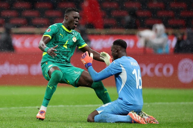 Sadio Mane mengangkat trofi bersama rekan-rekan setimnya saat Senegal merayakan kemenangan usai menjuarai Piala Afrika CAF 2025 dengan mengalahkan Maroko di partai final, Stadion Pangeran Moulay Abdellah, Rabat, Maroko, 18 Januari 2026. (REUTERS/Stringer)