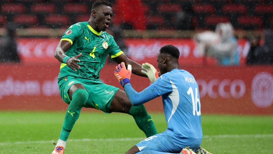 Sadio Mane mengangkat trofi bersama rekan-rekan setimnya saat Senegal merayakan kemenangan usai menjuarai Piala Afrika CAF 2025 dengan mengalahkan Maroko di partai final, Stadion Pangeran Moulay Abdellah, Rabat, Maroko, 18 Januari 2026. (REUTERS/Stringer)