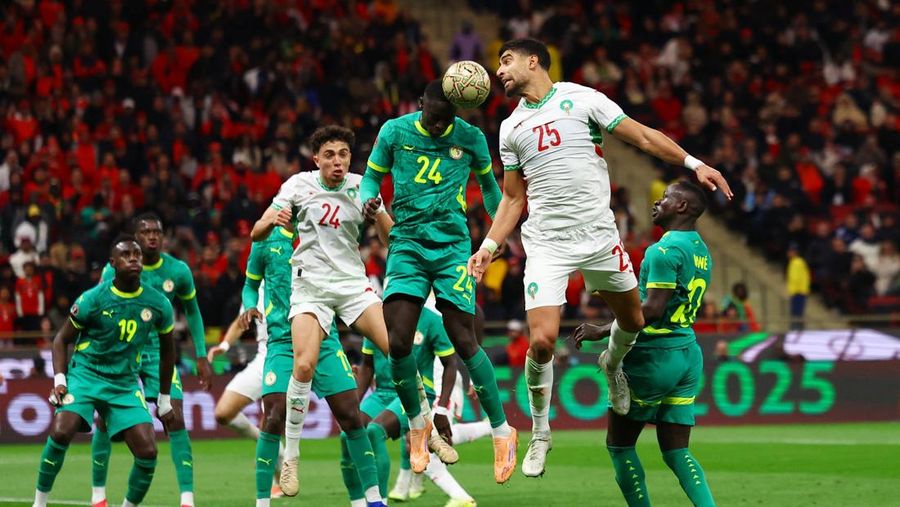 Sadio Mane mengangkat trofi bersama rekan-rekan setimnya saat Senegal merayakan kemenangan usai menjuarai Piala Afrika CAF 2025 dengan mengalahkan Maroko di partai final, Stadion Pangeran Moulay Abdellah, Rabat, Maroko, 18 Januari 2026. (REUTERS/Stringer)