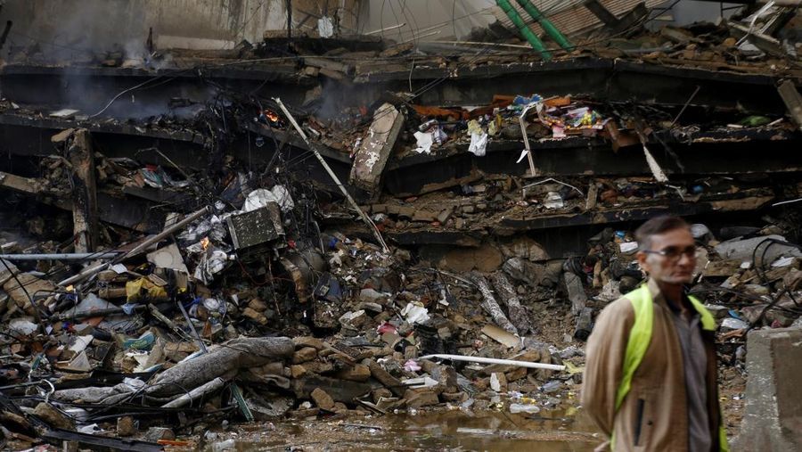 Kobaran api dan asap membubung dari kebakaran yang terjadi di Pusat Perbelanjaan Gul Plaza di Karachi, Pakistan, 18 Januari 2026. (REUTERS/Stringer)