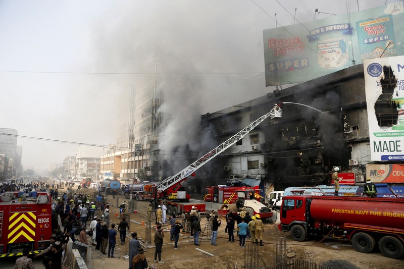 Kobaran api dan asap membubung dari kebakaran yang terjadi di Pusat Perbelanjaan Gul Plaza di Karachi, Pakistan, 18 Januari 2026. (REUTERS/Stringer)