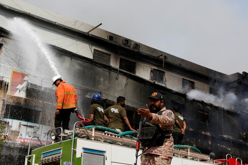 Kobaran api dan asap membubung dari kebakaran yang terjadi di Pusat Perbelanjaan Gul Plaza di Karachi, Pakistan, 18 Januari 2026. (REUTERS/Stringer)