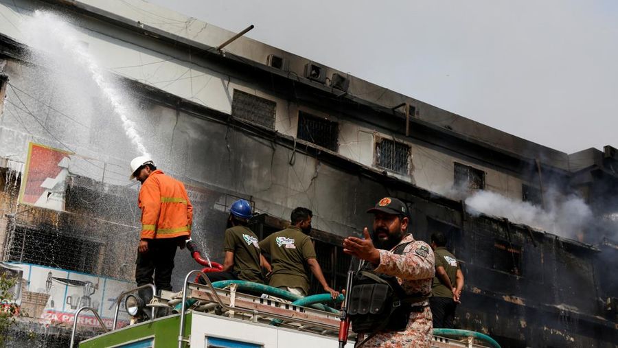 Kobaran api dan asap membubung dari kebakaran yang terjadi di Pusat Perbelanjaan Gul Plaza di Karachi, Pakistan, 18 Januari 2026. (REUTERS/Stringer)