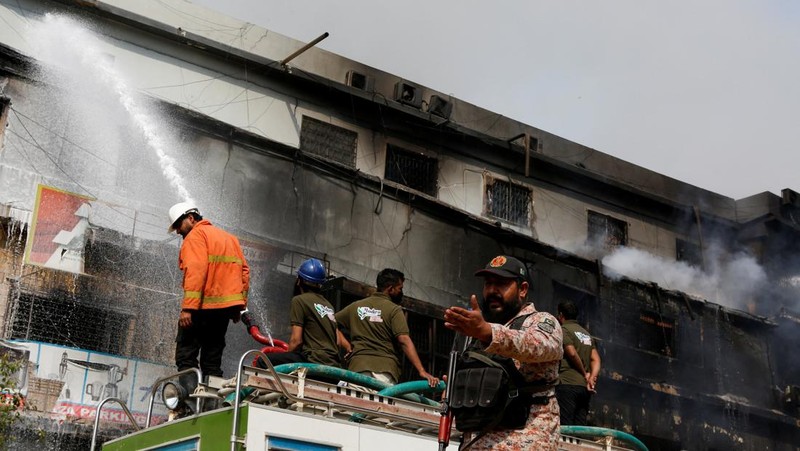 Kobaran api dan asap membubung dari kebakaran yang terjadi di Pusat Perbelanjaan Gul Plaza di Karachi, Pakistan, 18 Januari 2026. (REUTERS/Stringer)