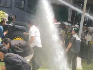 Demo Tagih Janji Bupati Bangkalan Ricuh Lalu Disemprot Water Cannon