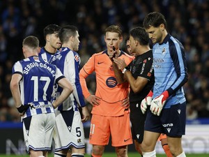 Barcelona Kalah, De Jong Kritik Wasit