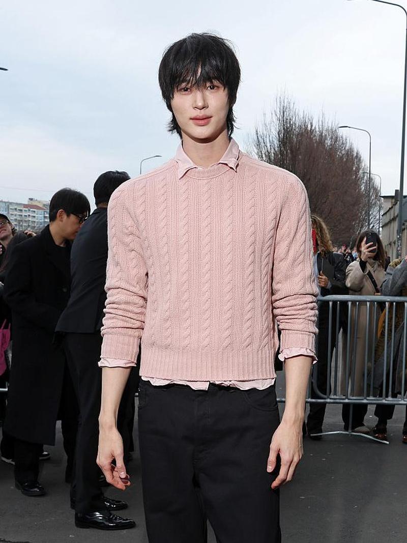 Gaya Byeon Woo Seok-Karina aespa Ramaikan Fashion Show Prada di Milan