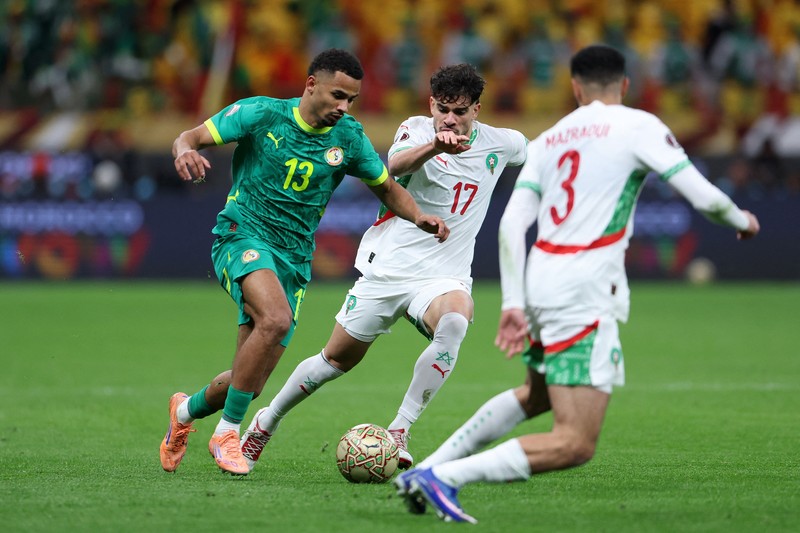 Sadio Mane mengangkat trofi bersama rekan-rekan setimnya saat Senegal merayakan kemenangan usai menjuarai Piala Afrika CAF 2025 dengan mengalahkan Maroko di partai final, Stadion Pangeran Moulay Abdellah, Rabat, Maroko, 18 Januari 2026. (REUTERS/Stringer)