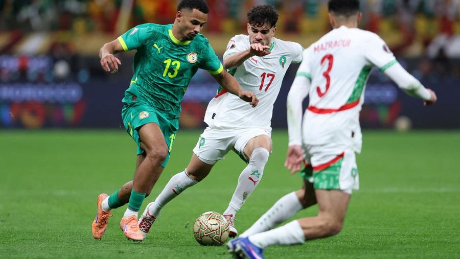 Sadio Mane mengangkat trofi bersama rekan-rekan setimnya saat Senegal merayakan kemenangan usai menjuarai Piala Afrika CAF 2025 dengan mengalahkan Maroko di partai final, Stadion Pangeran Moulay Abdellah, Rabat, Maroko, 18 Januari 2026. (REUTERS/Stringer)