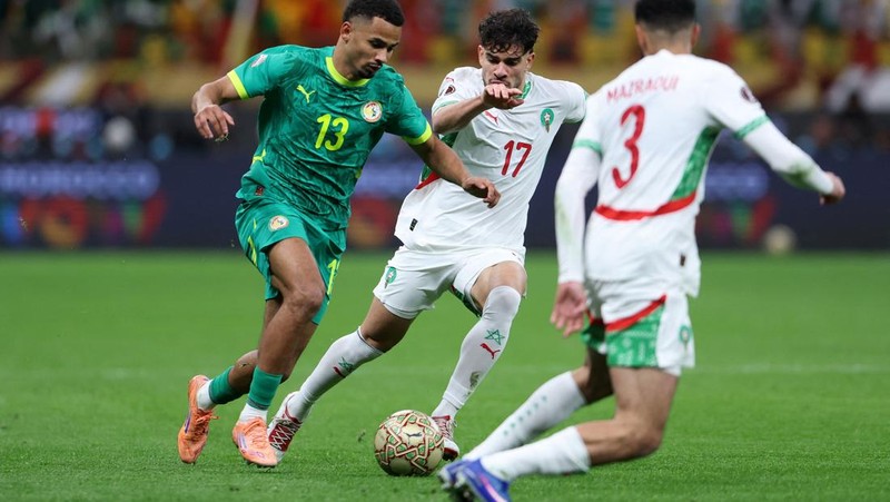 Sadio Mane mengangkat trofi bersama rekan-rekan setimnya saat Senegal merayakan kemenangan usai menjuarai Piala Afrika CAF 2025 dengan mengalahkan Maroko di partai final, Stadion Pangeran Moulay Abdellah, Rabat, Maroko, 18 Januari 2026. (REUTERS/Stringer)