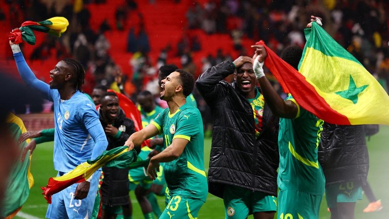 Sadio Mane mengangkat trofi bersama rekan-rekan setimnya saat Senegal merayakan kemenangan usai menjuarai Piala Afrika CAF 2025 dengan mengalahkan Maroko di partai final, Stadion Pangeran Moulay Abdellah, Rabat, Maroko, 18 Januari 2026. (REUTERS/Stringer)