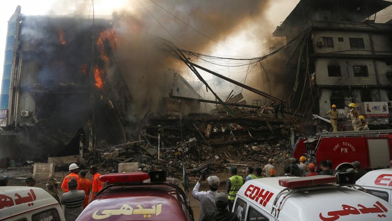Kobaran api dan asap membubung dari kebakaran yang terjadi di Pusat Perbelanjaan Gul Plaza di Karachi, Pakistan, 18 Januari 2026. (REUTERS/Stringer)