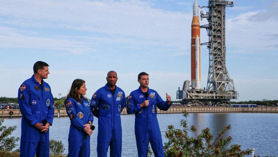 Roket Space Launch System (SLS), dengan kapsul awak Orion, berdiri di kompleks peluncuran 39B saat persiapan terus berlanjut untuk misi Artemis 2 ke Bulan di Kennedy Space Center di Cape Canaveral, Florida, AS, 18 Januari 2026. (REUTERS/Steve Nesius)