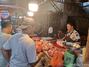Harga Daging Ayam di Pasar Tavip Binjai Masih Tinggi