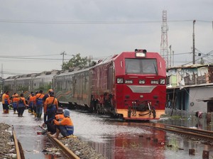 Cerita Penumpang Kereta Berjam-jam Terjebak Banjir Pekalongan di Atas Rel