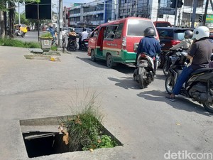 Warga Keluhkan Lubang Menganga di Atas Trotoar Jalan Aksara Medan