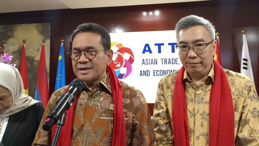 Menteri Perdagangan (Mendag) Budi Santoso bersama Ketua Umum Asian Trade, Tourism, and Economics Council (ATTEC), Budihardjo Iduansjah di kantor ATTEC, Jakarta, Senin (19/1/2026). (CNBC Indonesia/Martyasari Rizki)