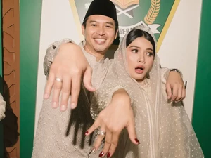 Viral Pasangan Nikah Cuma di KUA, Bajunya Bikin Salfok, Karya Desainer Top RI